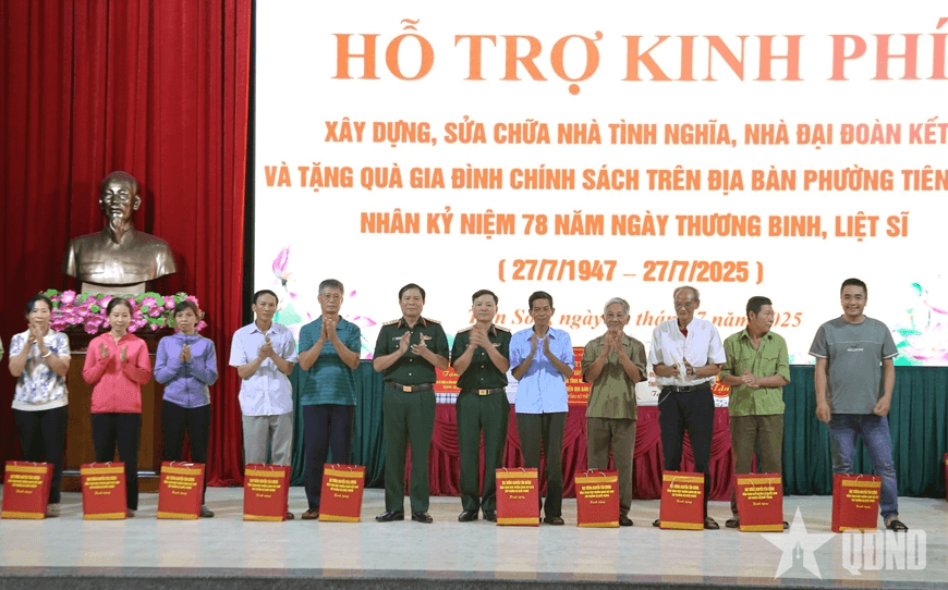 Đại tướng Nguyễn Tân Cương thăm, tặng quà Trung tâm Điều dưỡng thương binh Duy Tiên