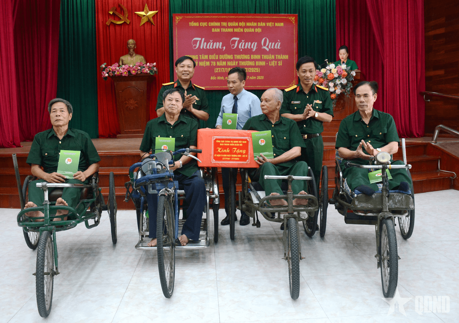 Ban Thanh niên Quân đội thăm, tặng quà Trung tâm Điều dưỡng Thương binh Thuận Thành