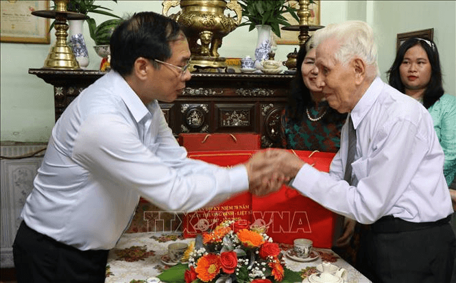Phó thủ tướng Bùi Thanh Sơn thăm, tặng quà gia đình người có công tại Huế