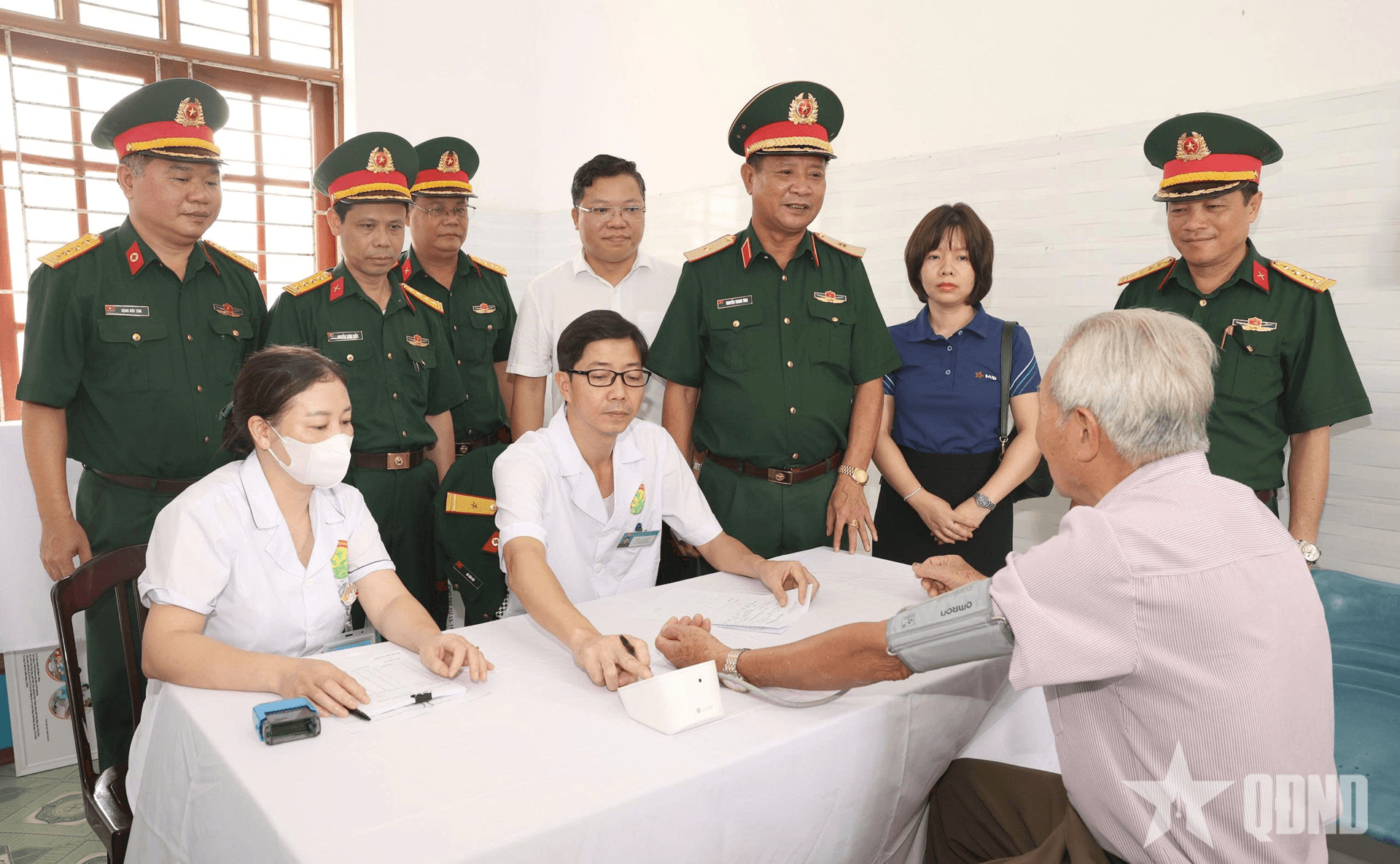 Bệnh viện Quân y 5 khám bệnh, cấp thuốc miễn phí cho 300 đối tượng chính sách