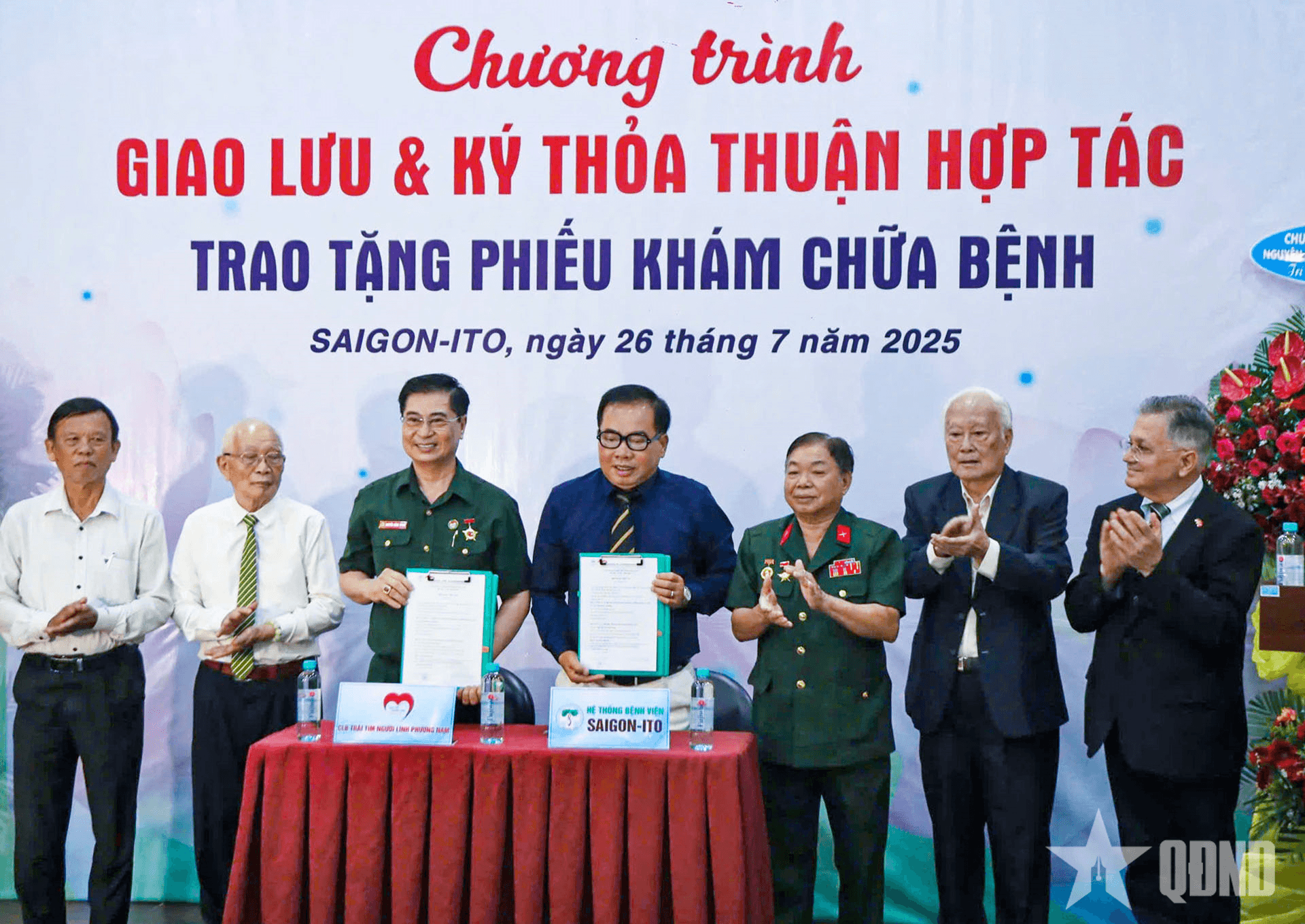 Trao phiếu khám, chữa bệnh tặng thương binh, bệnh binh, gia đình người có công với cách mạng