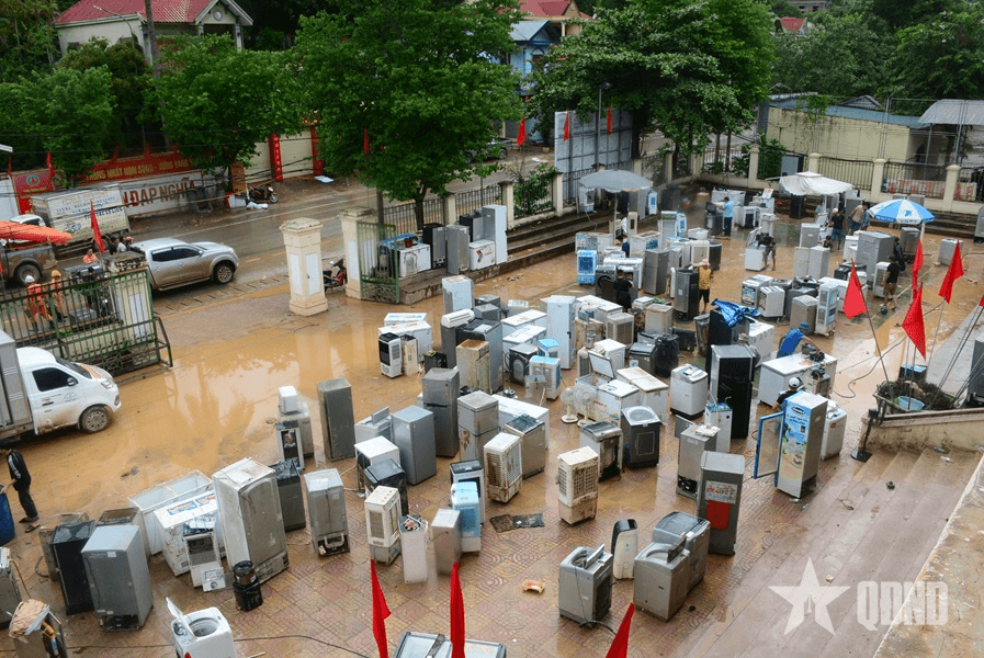 Nghệ An: Thợ điện lạnh tình nguyện “hồi sinh” thiết bị giúp dân vùng lũ