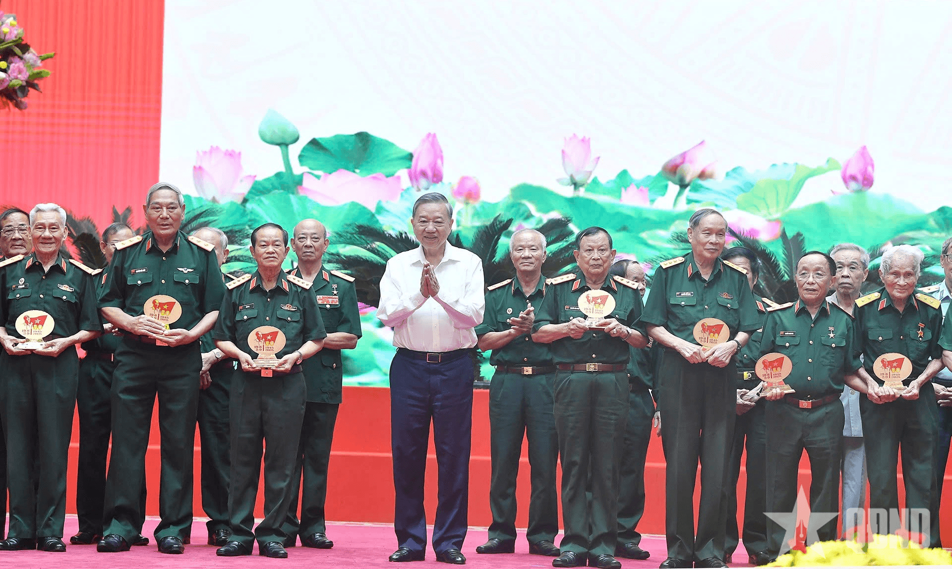 Hiến dâng tuổi xuân để tô thắm trang sử vẻ vang của dân tộc