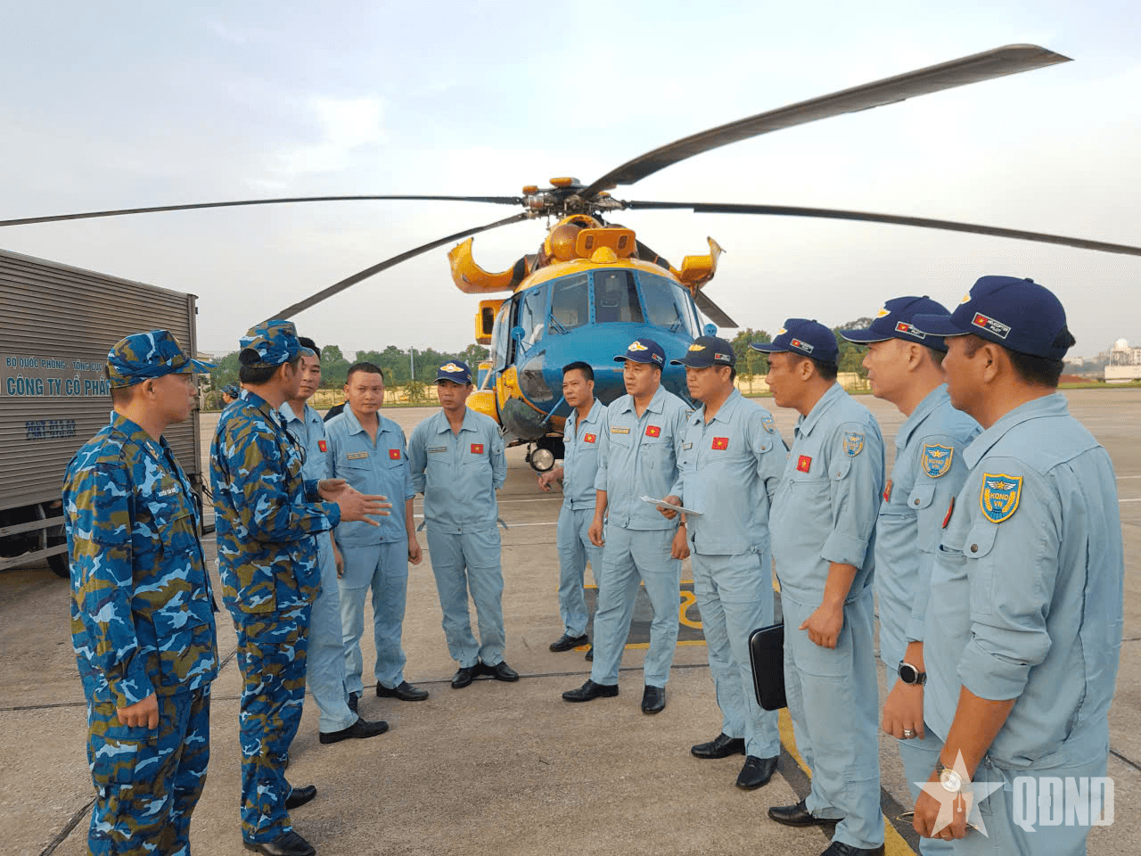 Trực thăng của Quân đội tiếp tục vận chuyển hàng hóa cứu trợ đồng bào Điện Biên