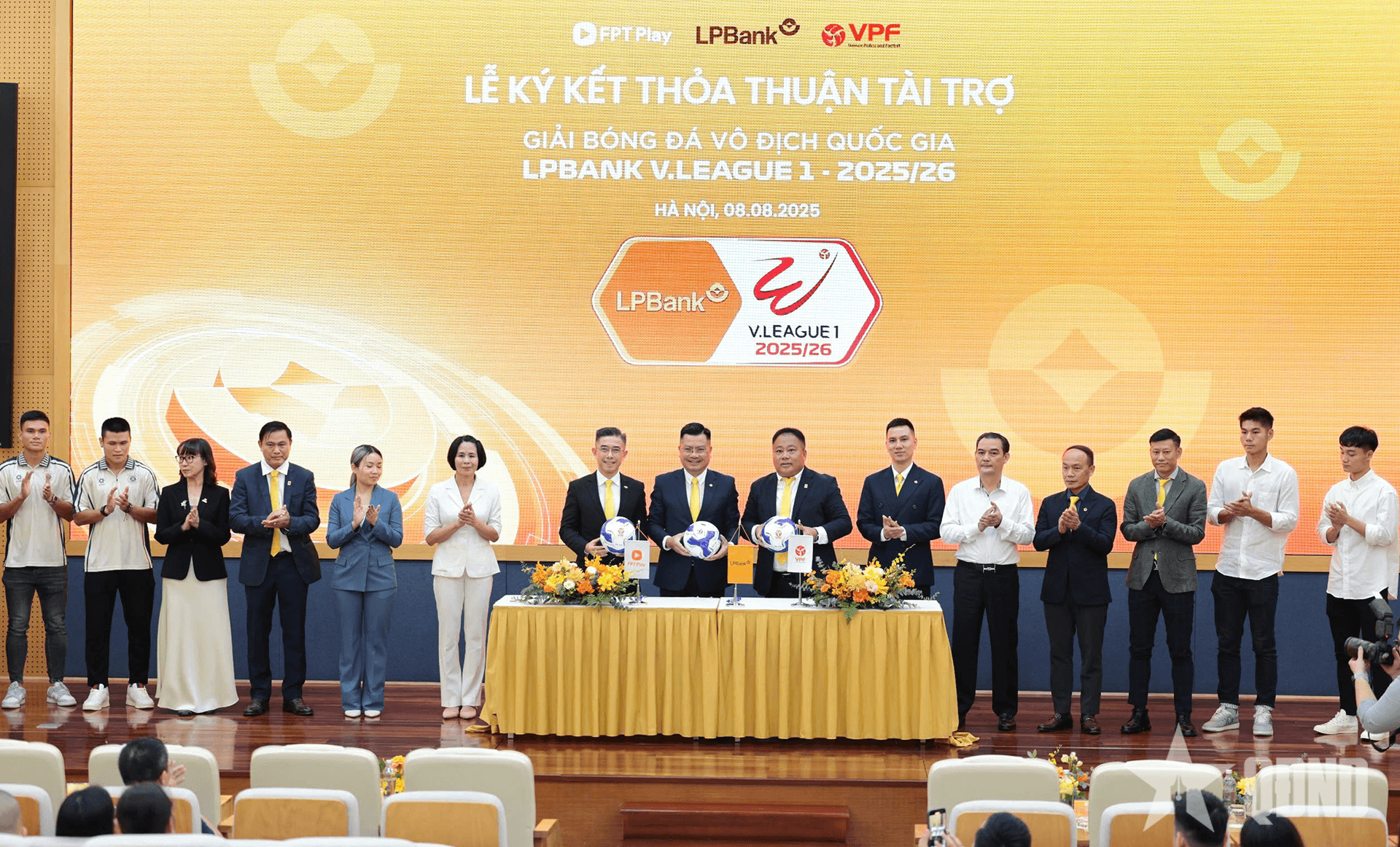 LPBank tiếp tục là nhà tài trợ chính của V-League