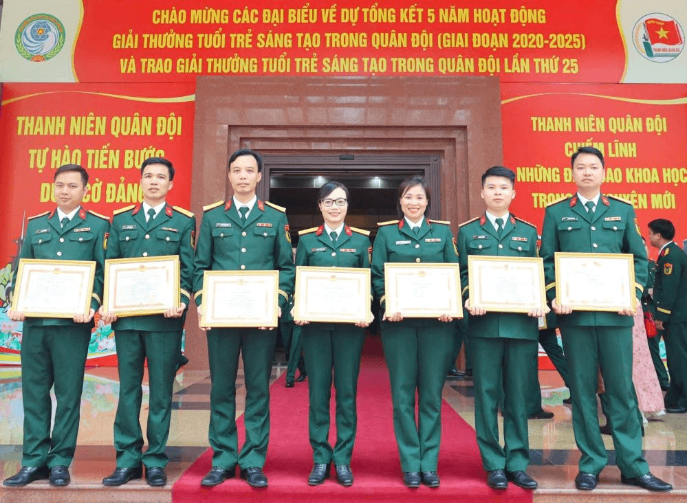 Lời hứa trước Đảng kỳ tạo động lực tiến bước