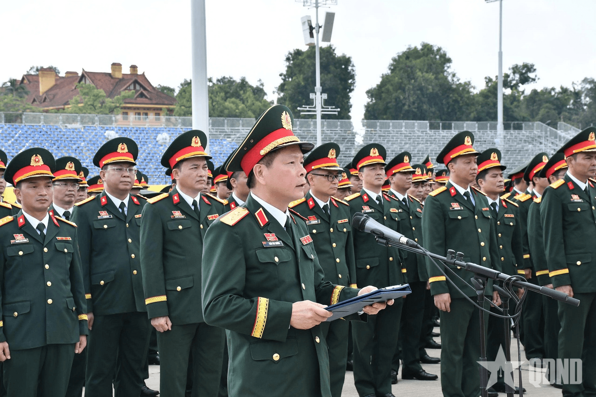 Đảng bộ Học viện Kỹ thuật Quân sự báo công dâng Bác