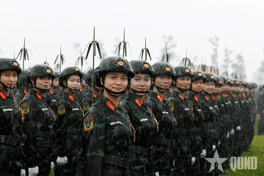 Nét đẹp kiên cường trong mưa của lực lượng tổng hợp luyện diễu binh, diễu hành