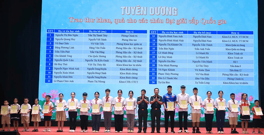 Trường Sĩ quan Lục quân 1: Tuyên dương, tặng quà hơn 300 cháu học sinh đạt thành tích cao trong học tập