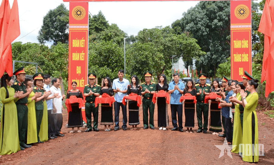 Bền bỉ xây niềm tin, hỗ trợ đồng bào thoát nghèo
