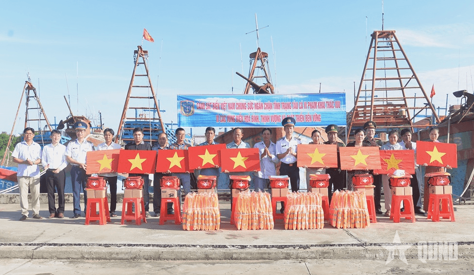Bộ tư lệnh Vùng Cảnh sát biển 3 đồng hành cùng ngư dân Đồng Tháp