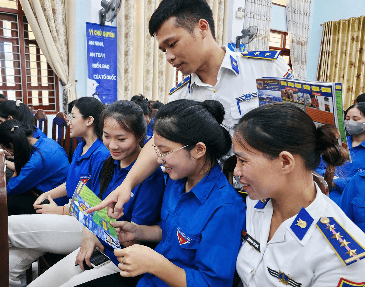 Cùng ngư dân xã Đan Hải chấp hành nghiêm pháp luật