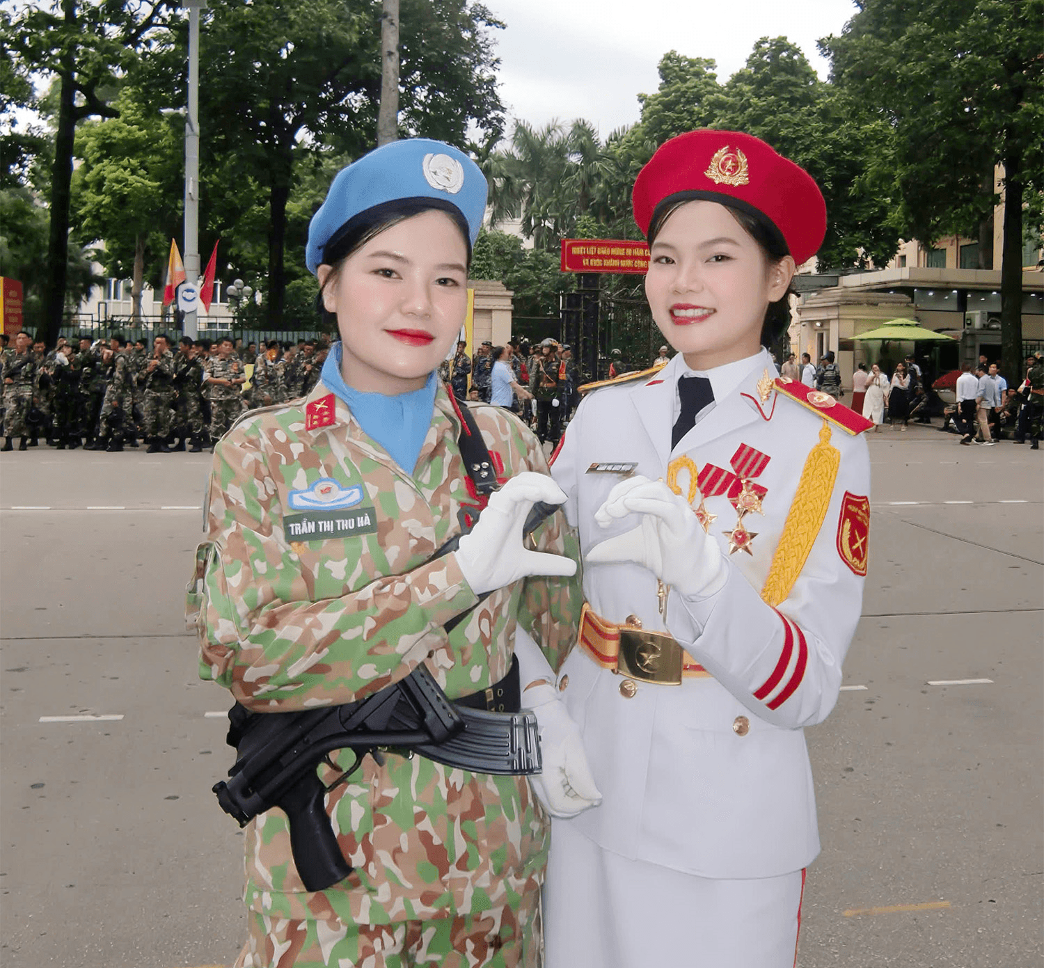 Hai chị em gái ruột sánh vai trong đội hình diễu binh, diễu hành A80