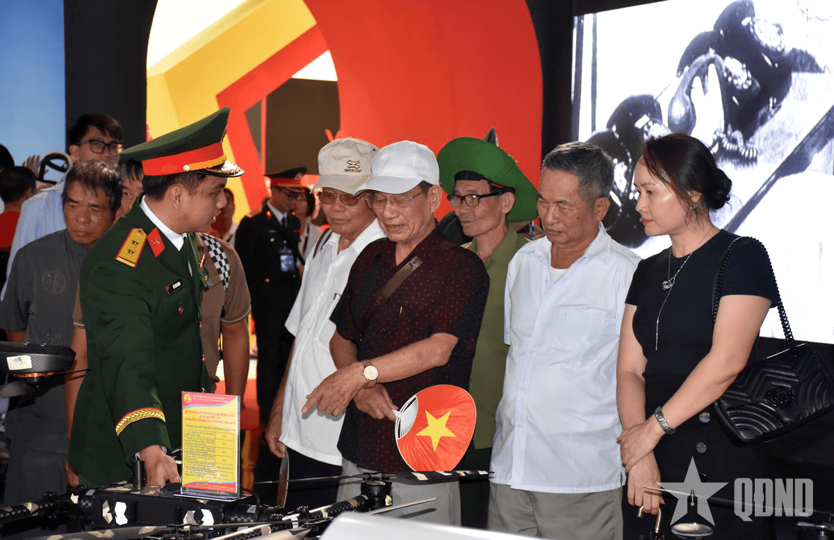 Người dân ấn tượng với khu trưng bày của Bộ Quốc phòng tại Triển lãm “80 năm Hành trình Độc lập - Tự do - Hạnh phúc”