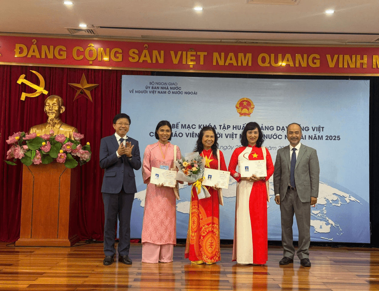 Bế mạc Khóa tập huấn giảng dạy tiếng Việt cho giáo viên người Việt Nam ở nước ngoài năm 2025