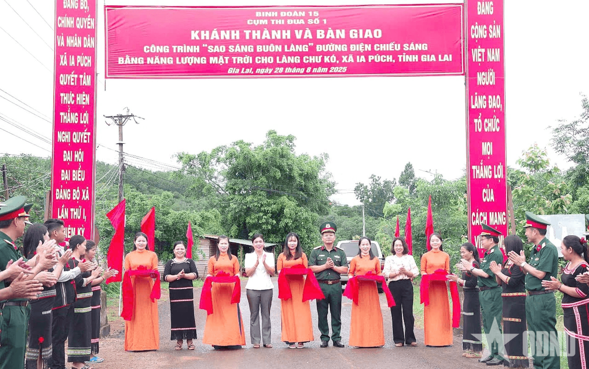 Binh đoàn 15: Khánh thành công trình “Sao sáng buôn làng”  tặng nhân dân làng Chư Kó