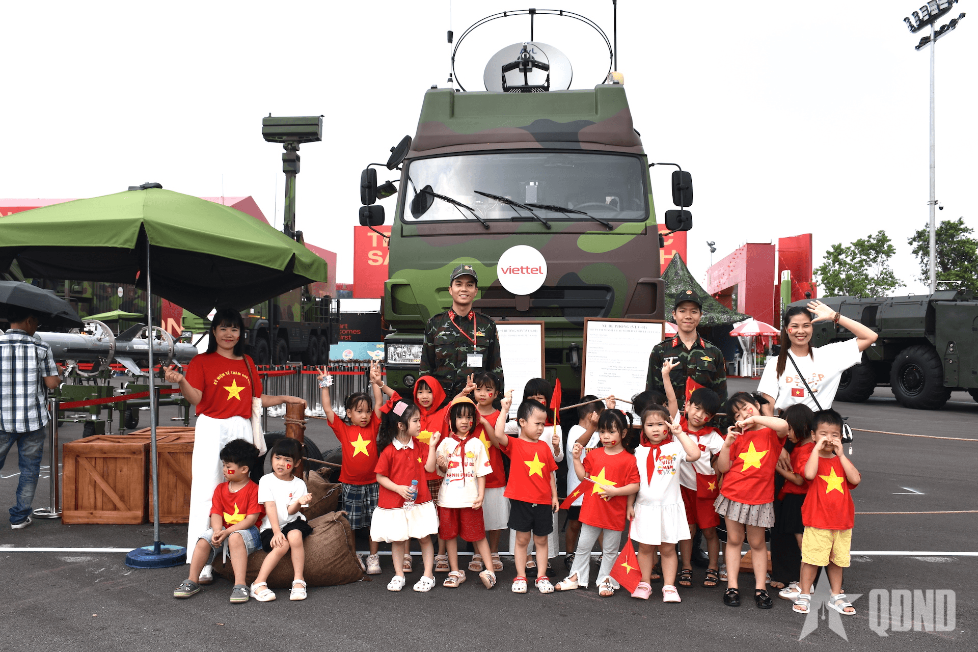 Người dân thích thú với dàn vũ khí, khí tài của Quân đội tại Triển lãm thành tựu đất nước