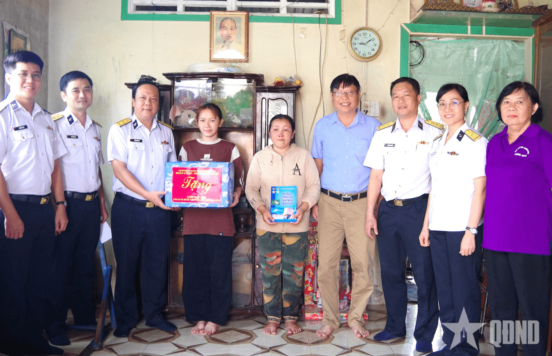 Trường Cao đẳng Kỹ thuật Hải quân tặng quà con ngư dân dịp năm học mới