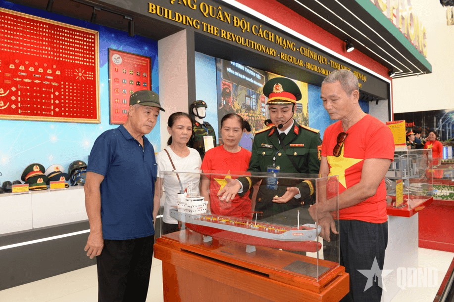 Triển lãm thành tựu đất nước - 80 năm hành trình Độc lập - Tự do - Hạnh phúc: Không gian triển lãm Bộ Quốc phòng: Nơi gắn kết quân - dân