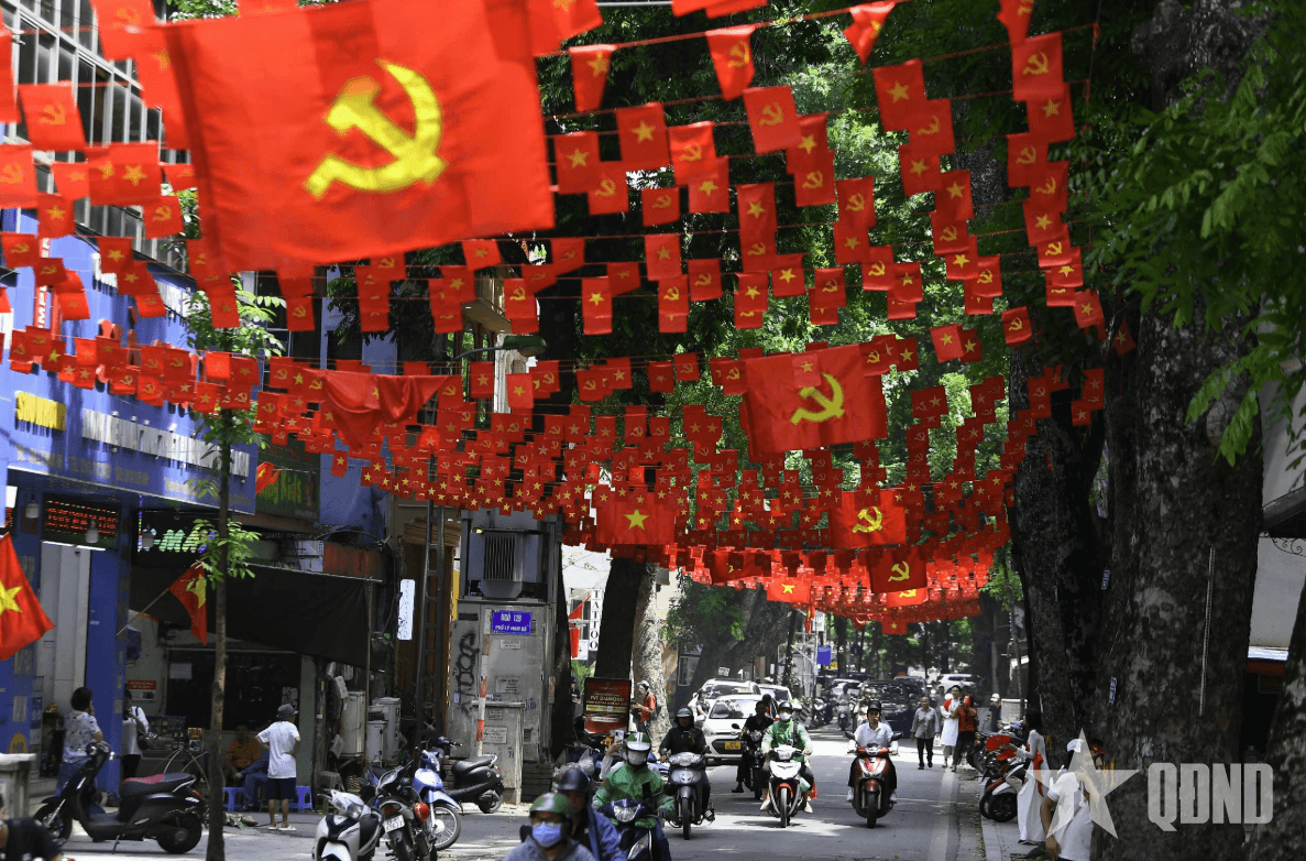 Đường phố ngập tràn cờ hoa