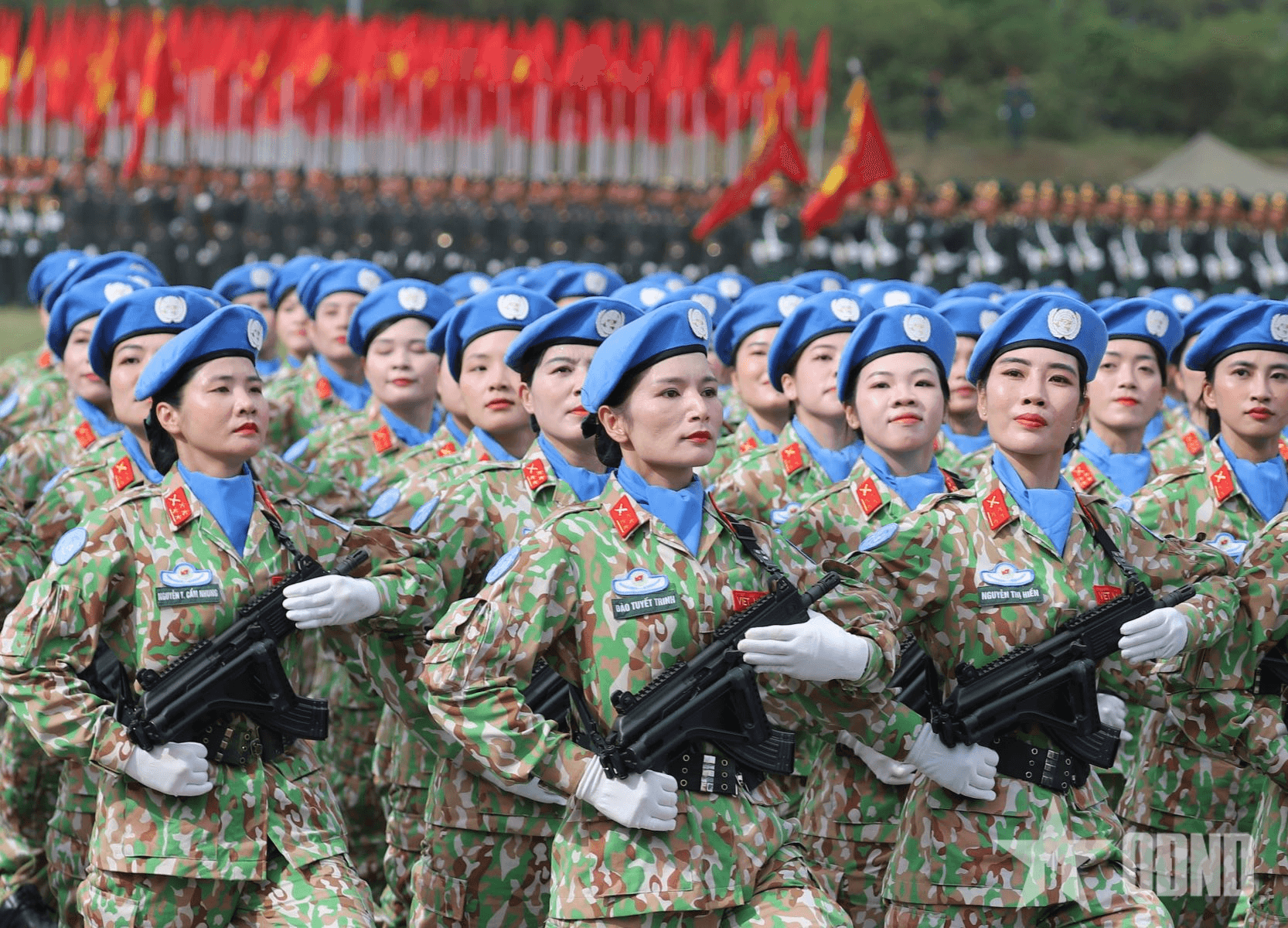Những “bông hồng” trên thao trường huấn luyện