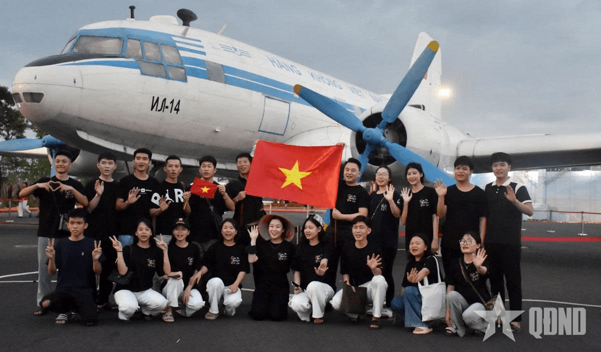 Chiêm ngưỡng chuyên cơ từng chở Bác Hồ tại Triển lãm thành tựu đất nước