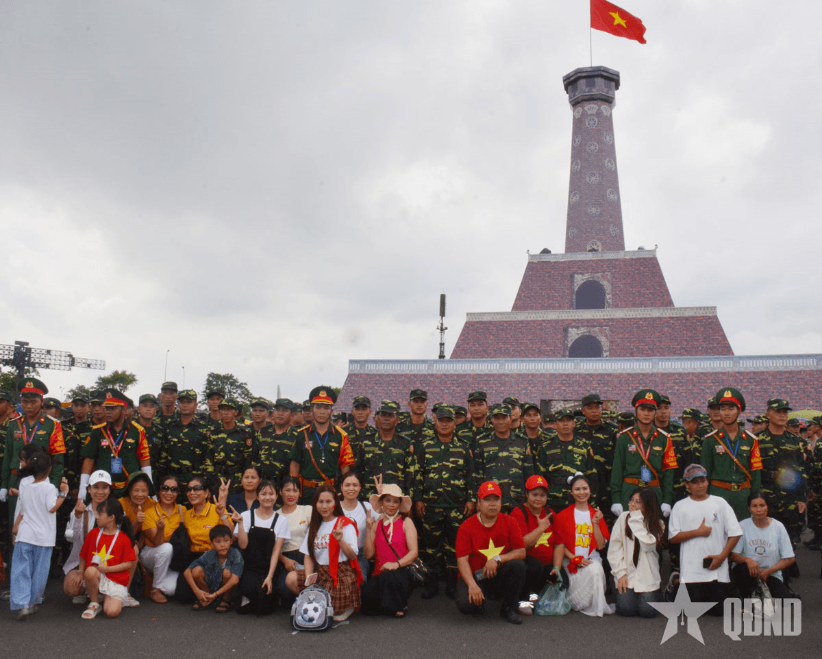 Khu trưng bày ngoài trời của Bộ Quốc phòng Việt Nam gây ấn tượng với đoàn Quân đội nhân dân Lào