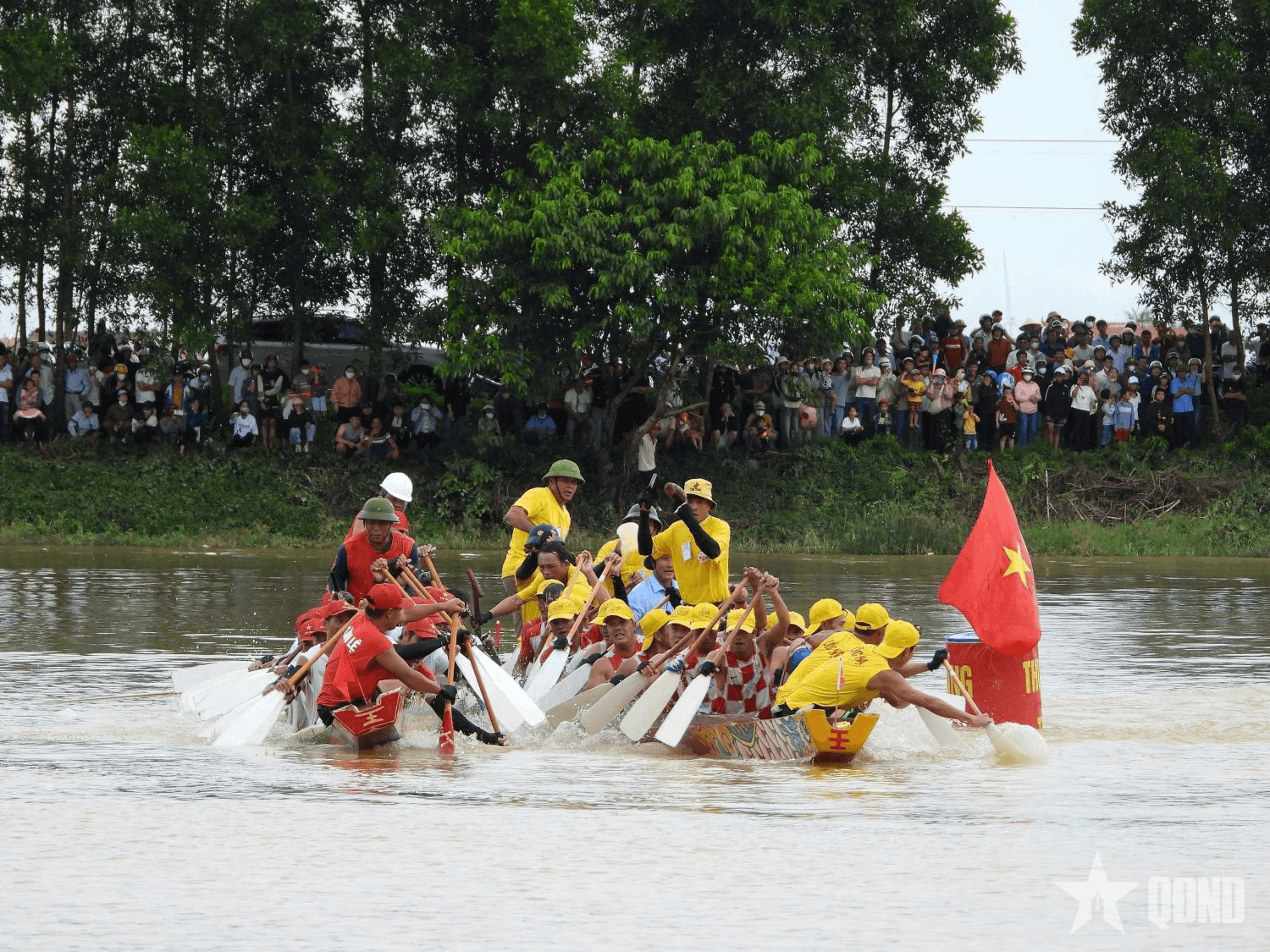 Lễ hội đua, bơi thuyền mừng Tết Độc lập trên sông Kiến Giang