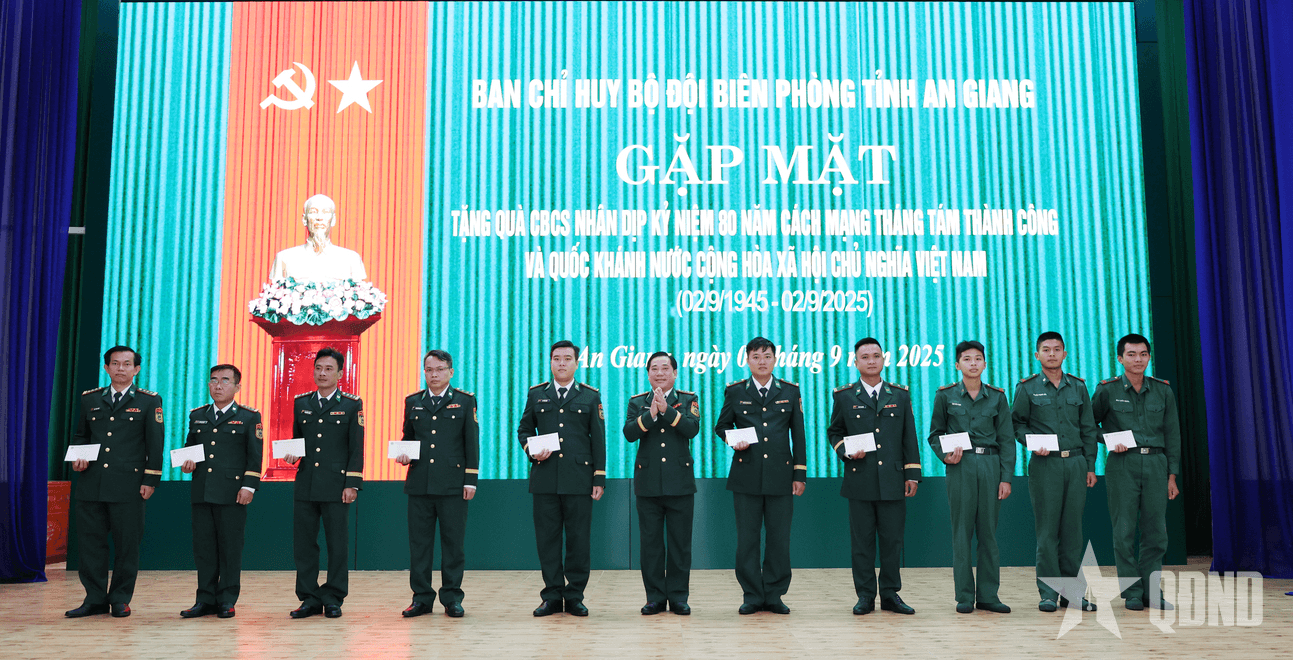 Bộ đội Biên phòng An Giang tặng quà cho cán bộ, chiến sĩ dịp Quốc khánh