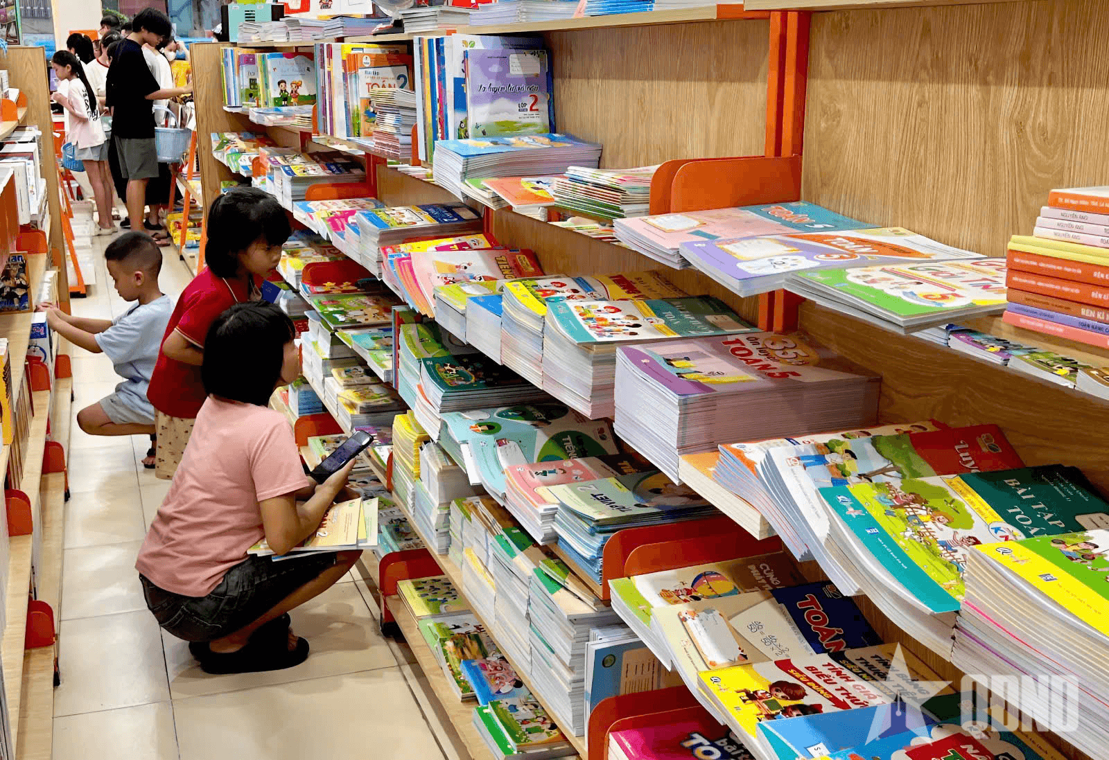 Một bộ sách giáo khoa thống nhất: Bước điều chỉnh phù hợp