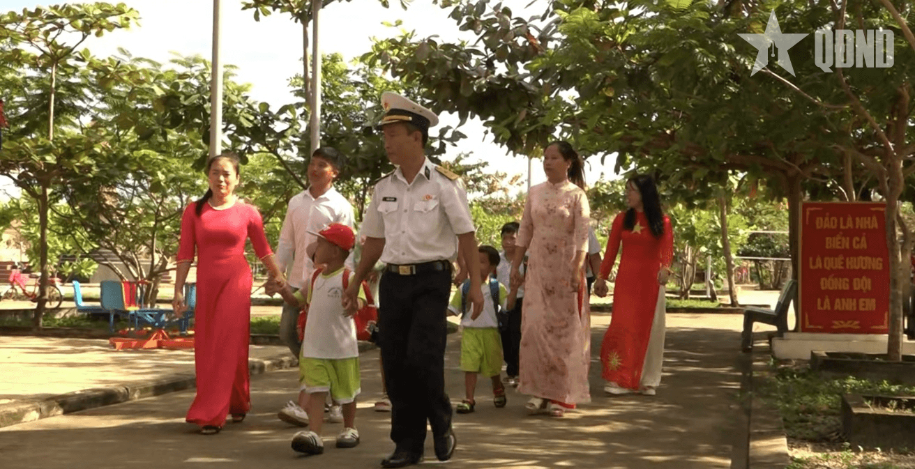 Rộn ràng khai giảng năm học mới ở Đặc khu Trường Sa