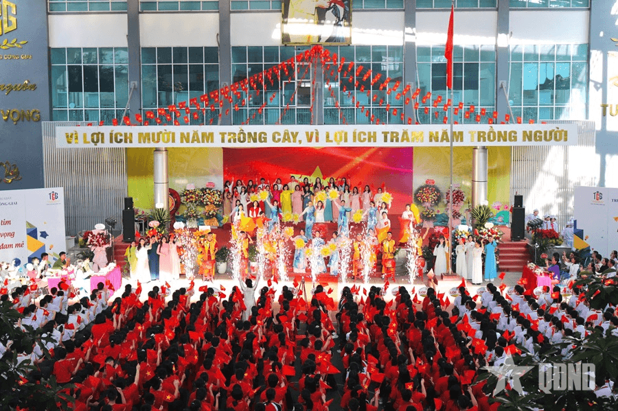 Trường THCS Trương Công Giai rực rỡ cờ đỏ sao vàng trong ngày khai giảng năm học mới