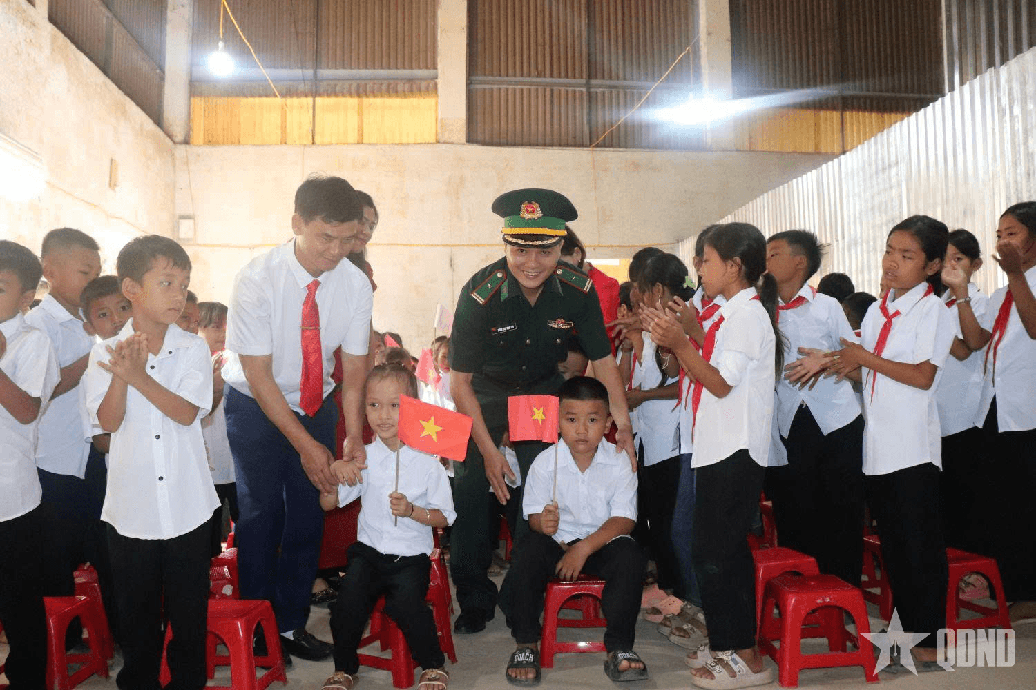 Giáo viên, học sinh vùng lũ Nghệ An bước vào năm học mới