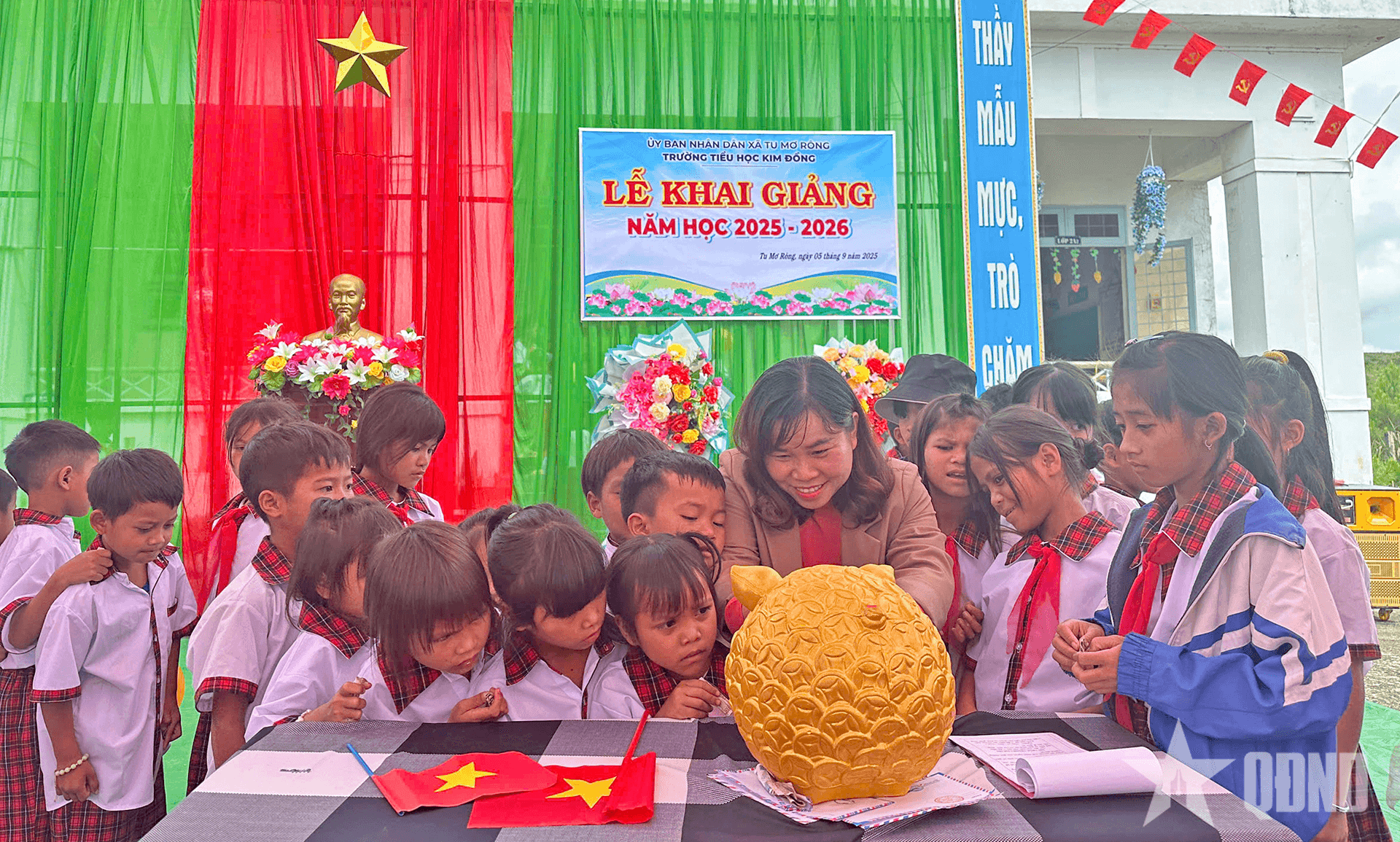 Nuôi heo đất gây quỹ nấu ăn miễn phí cho học sinh nghèo
