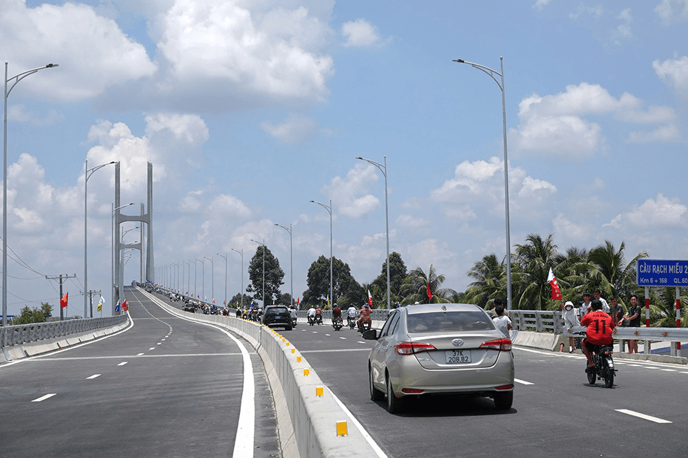 Vui đi trên cầu Rạch Miễu 2