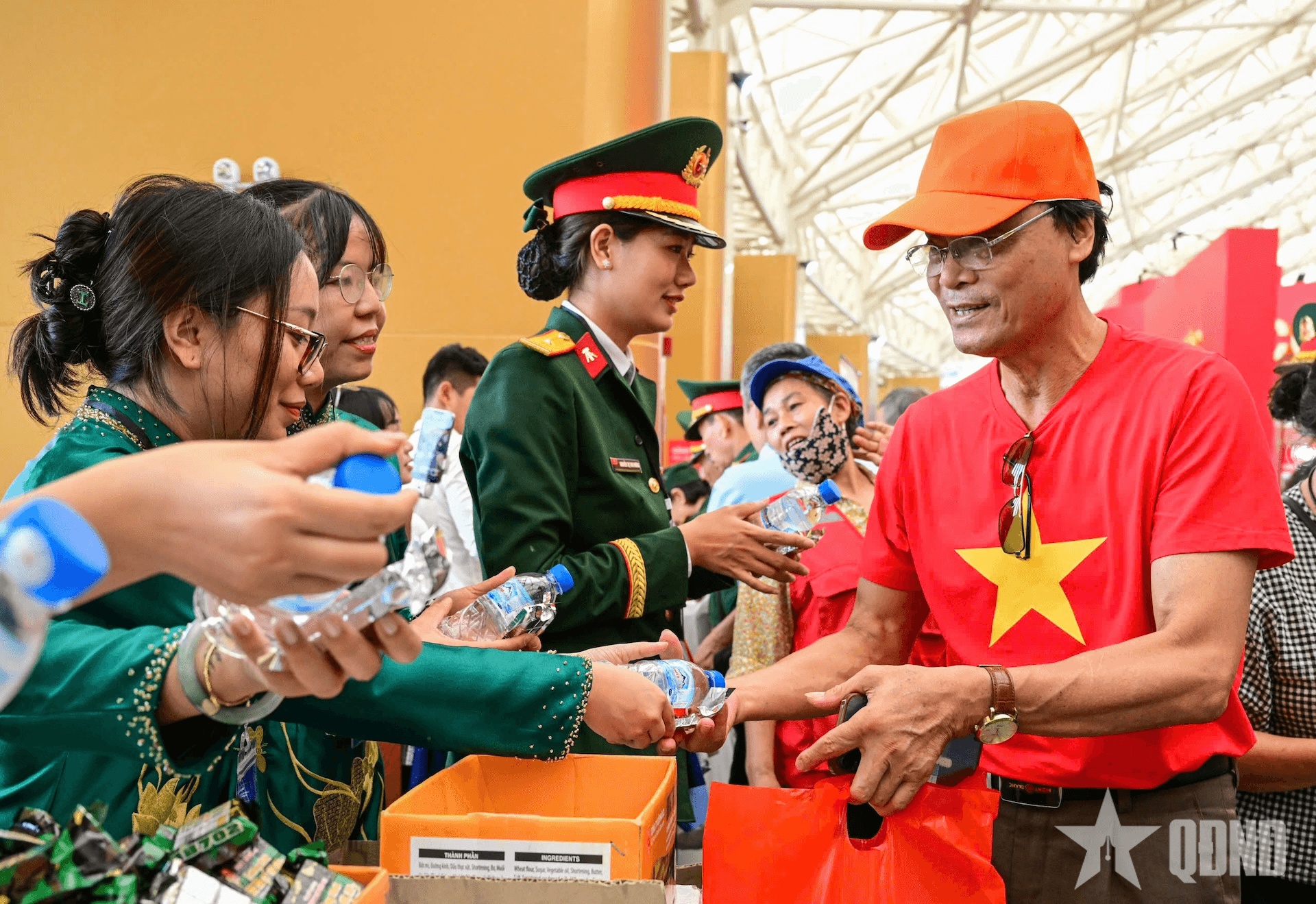 Những món quà thiết thực "tiếp sức" cho Triển lãm thành tựu đất nước