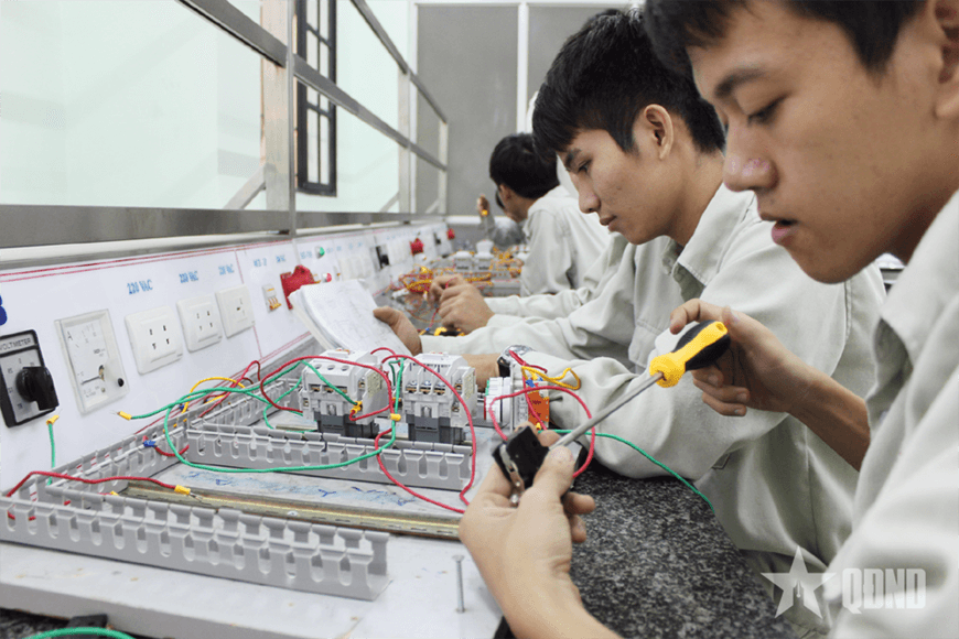 Trường Đại học Công nghiệp Hà Nội “mở cửa” để tân sinh viên chuyển sang ngành Vi mạch bán dẫn