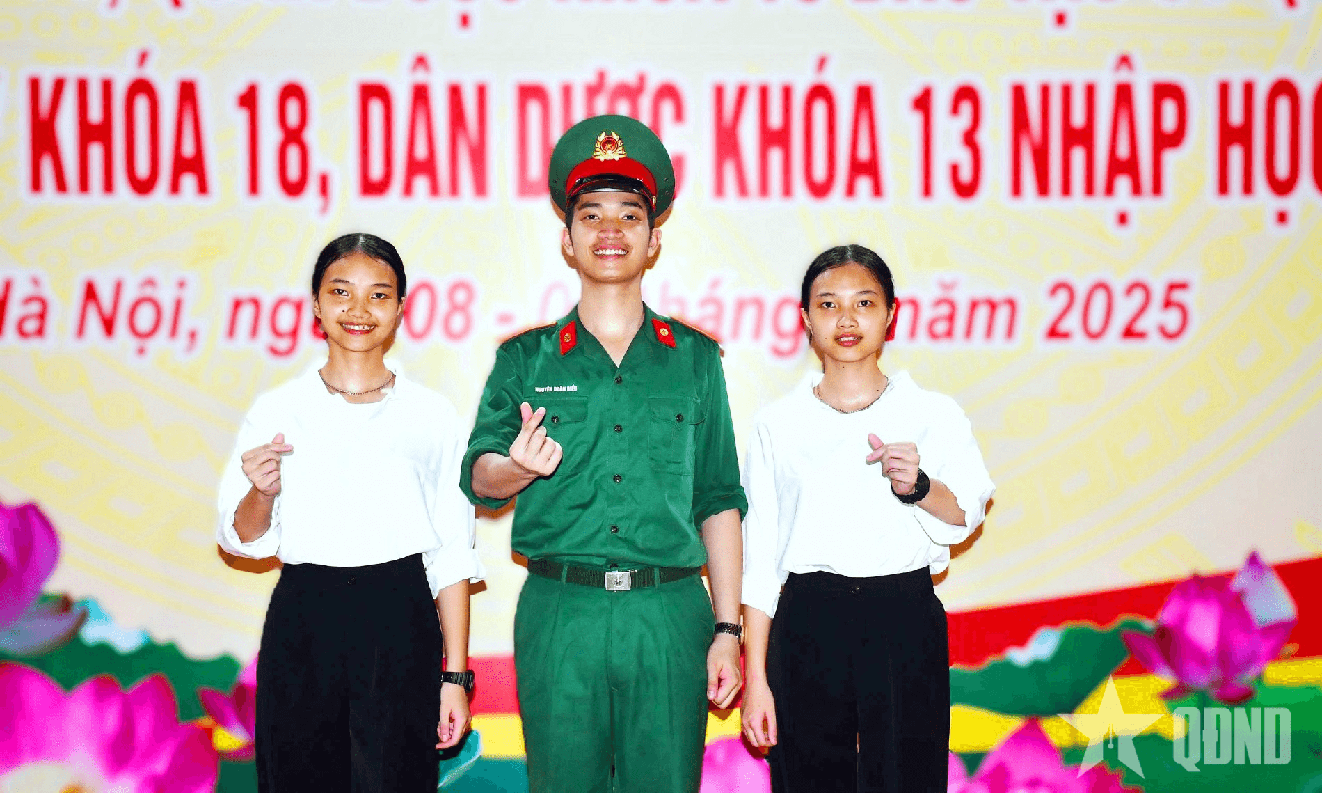 Chị em song sinh cùng trúng tuyển vào Học viện Quân y
