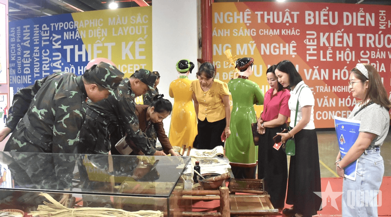 Tranh Đông Hồ hút khách tại Triển lãm thành tựu đất nước