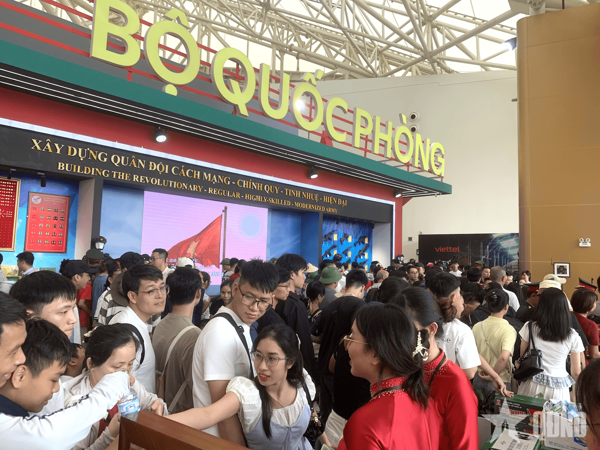 Trước ngày bế mạc, Triển lãm Thành tựu đất nước đông nườm nượp
