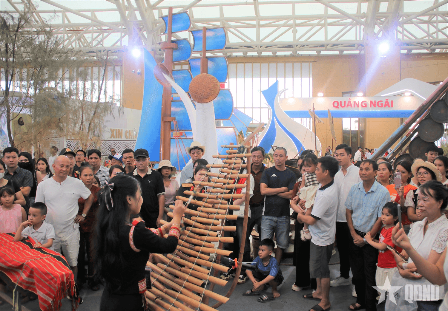 Thanh âm đại ngàn nối nhịp thế hệ tại triển lãm thành tựu đất nước