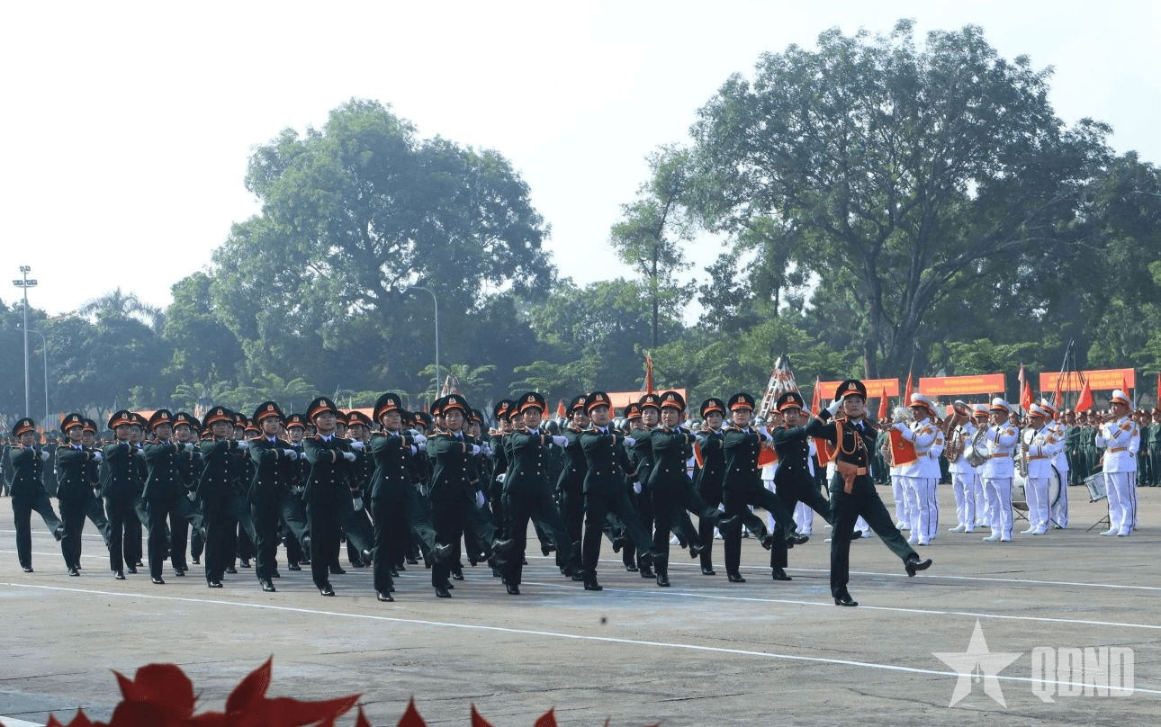 Nhịp nhàng đội hình nữ quân nhân hành tiến dưới quân kỳ