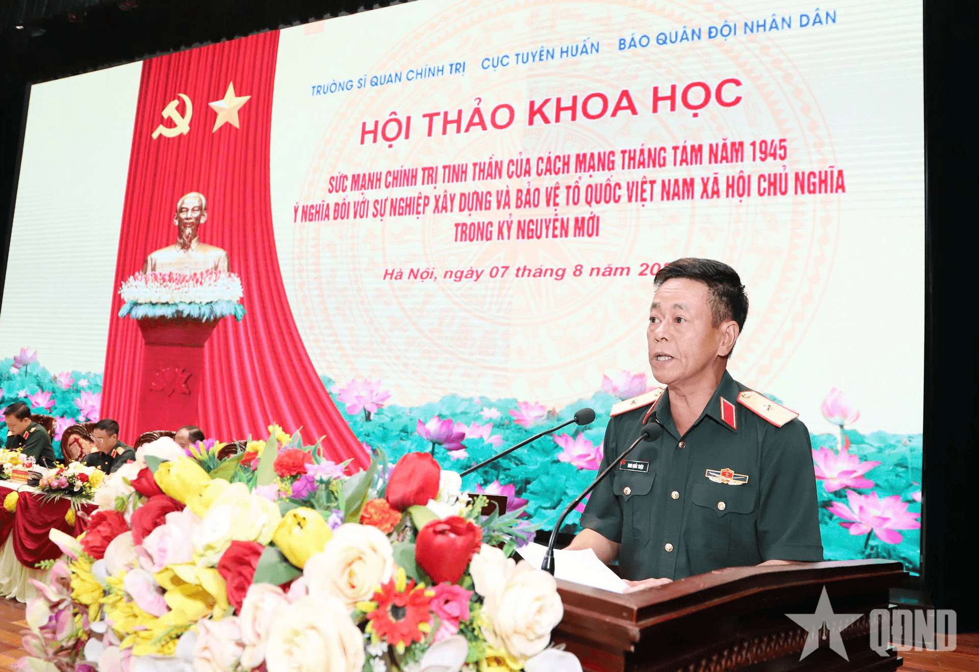 Người “truyền lửa” cho thế hệ cán bộ chính trị trẻ