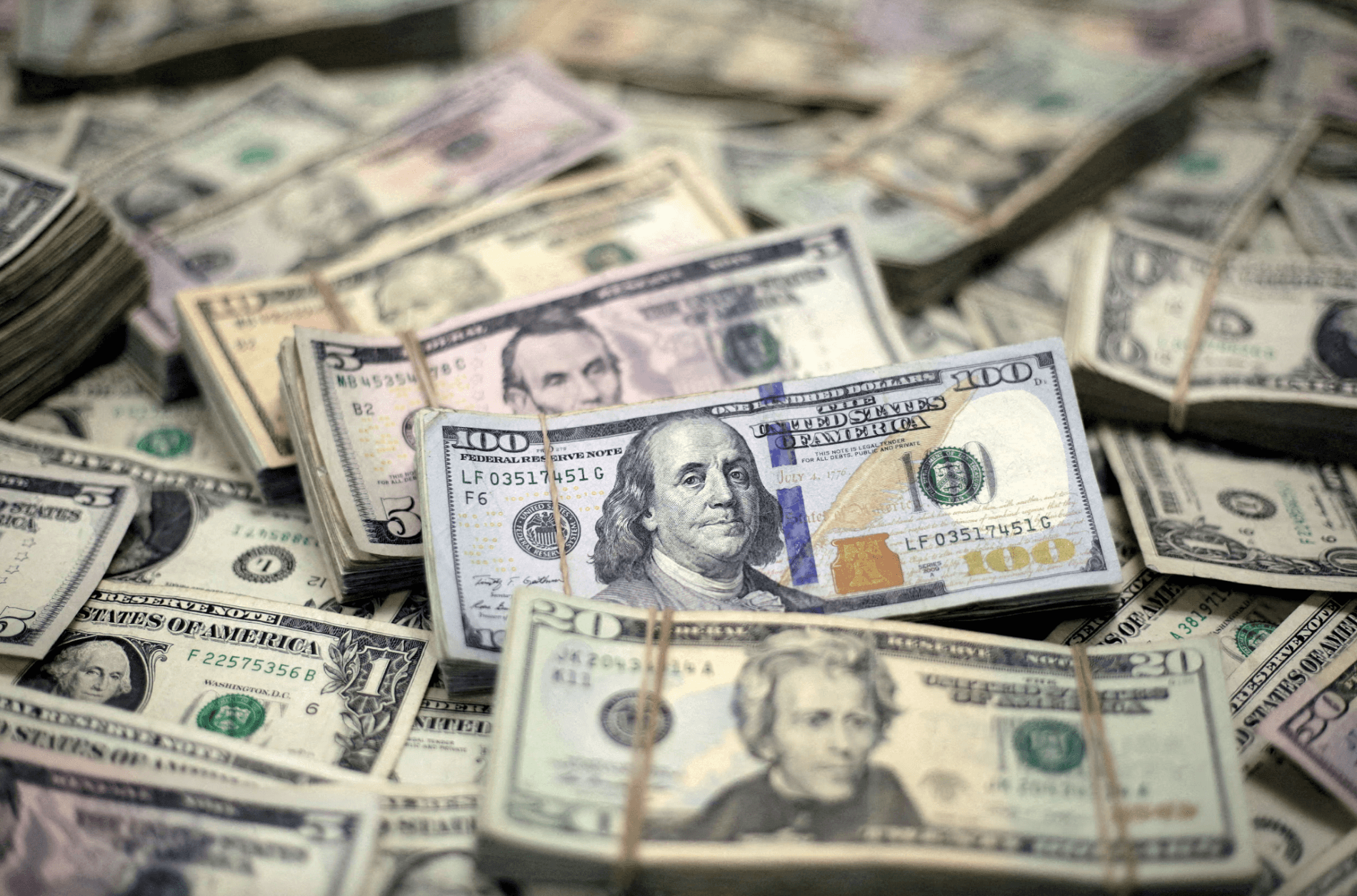 Tỷ giá USD hôm nay (17-9): Đồng USD rơi xuống mức thấp nhất trong 4 năm so với đồng EUR