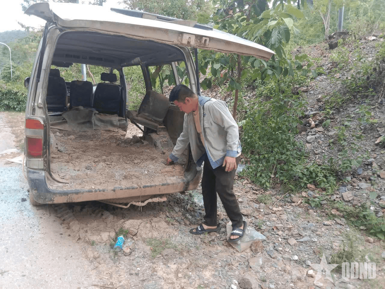 Nghệ An: Trưởng bản lái xe ô tô của gia đình sơ tán dân trong lũ