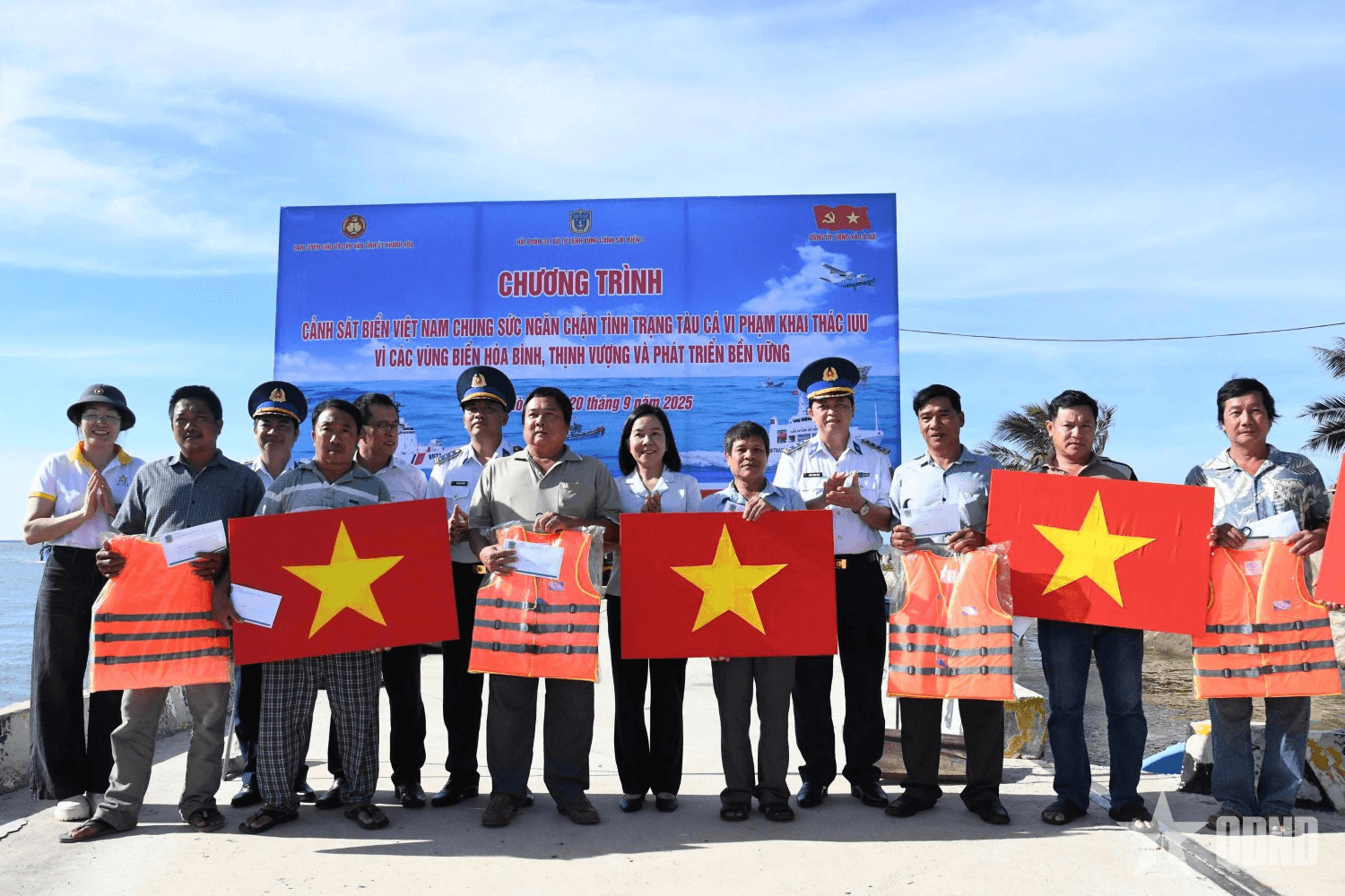 Hải đoàn 32 thực hiện chương trình “Cảnh sát biển đồng hành cùng ngư dân”