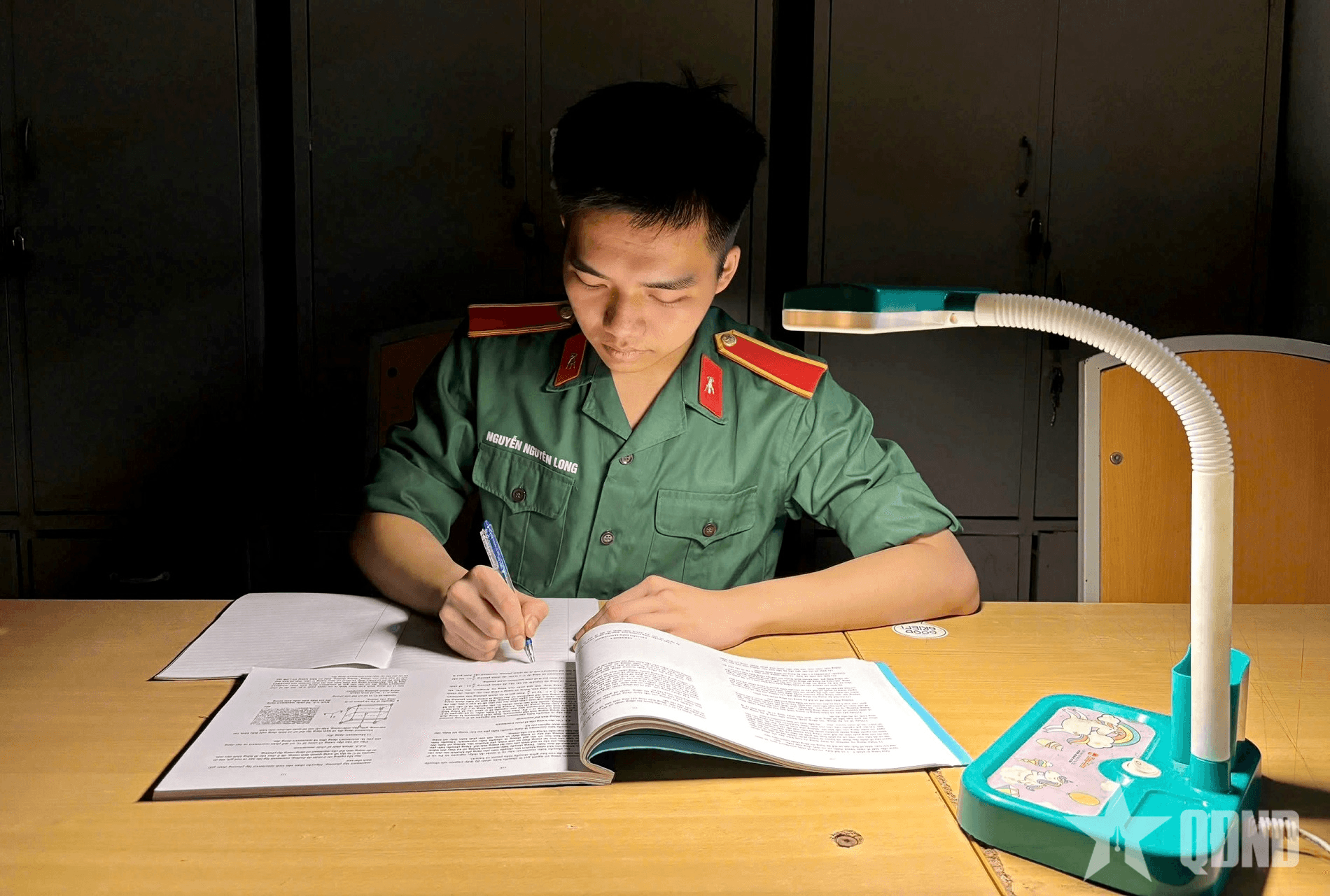 Thượng sĩ Nguyễn Nguyên Long nỗ lực học tập để đạt thành công