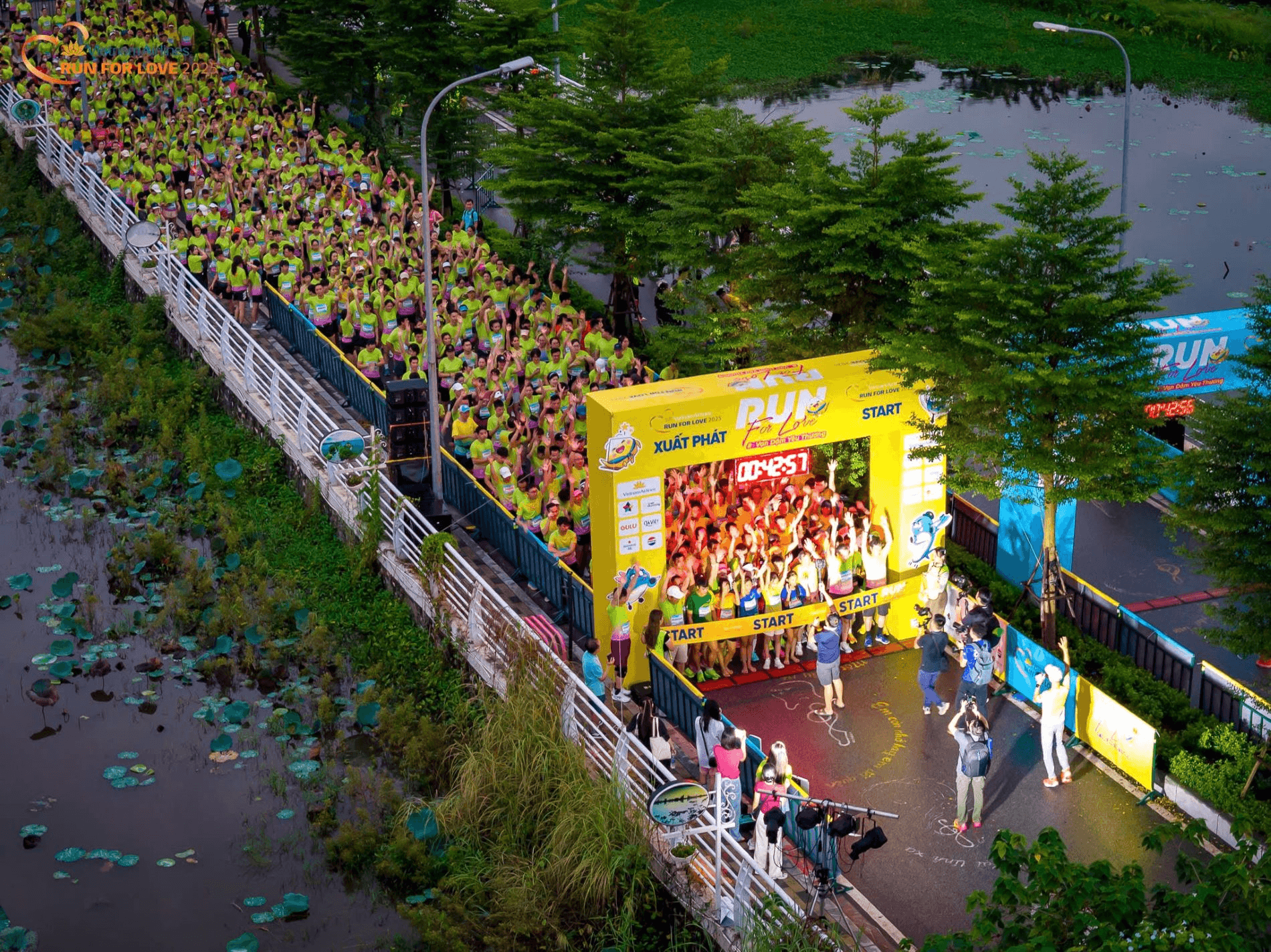 Gần 2.000 vận động viên tranh tài tại giải chạy “Run For Love” của Vietnam Airlines