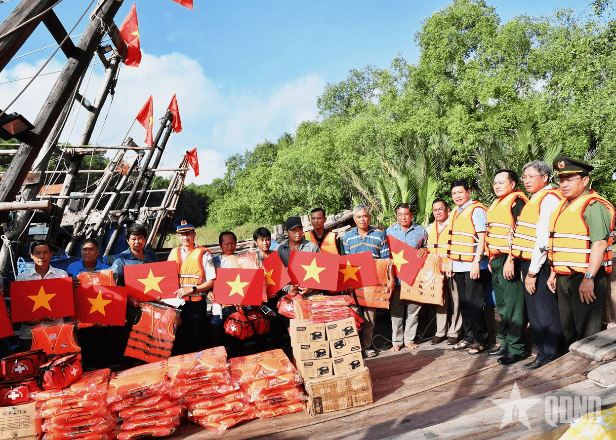 Bộ tư lệnh Vùng Cảnh sát biển 3 đồng hành cùng ngư dân Vĩnh Long