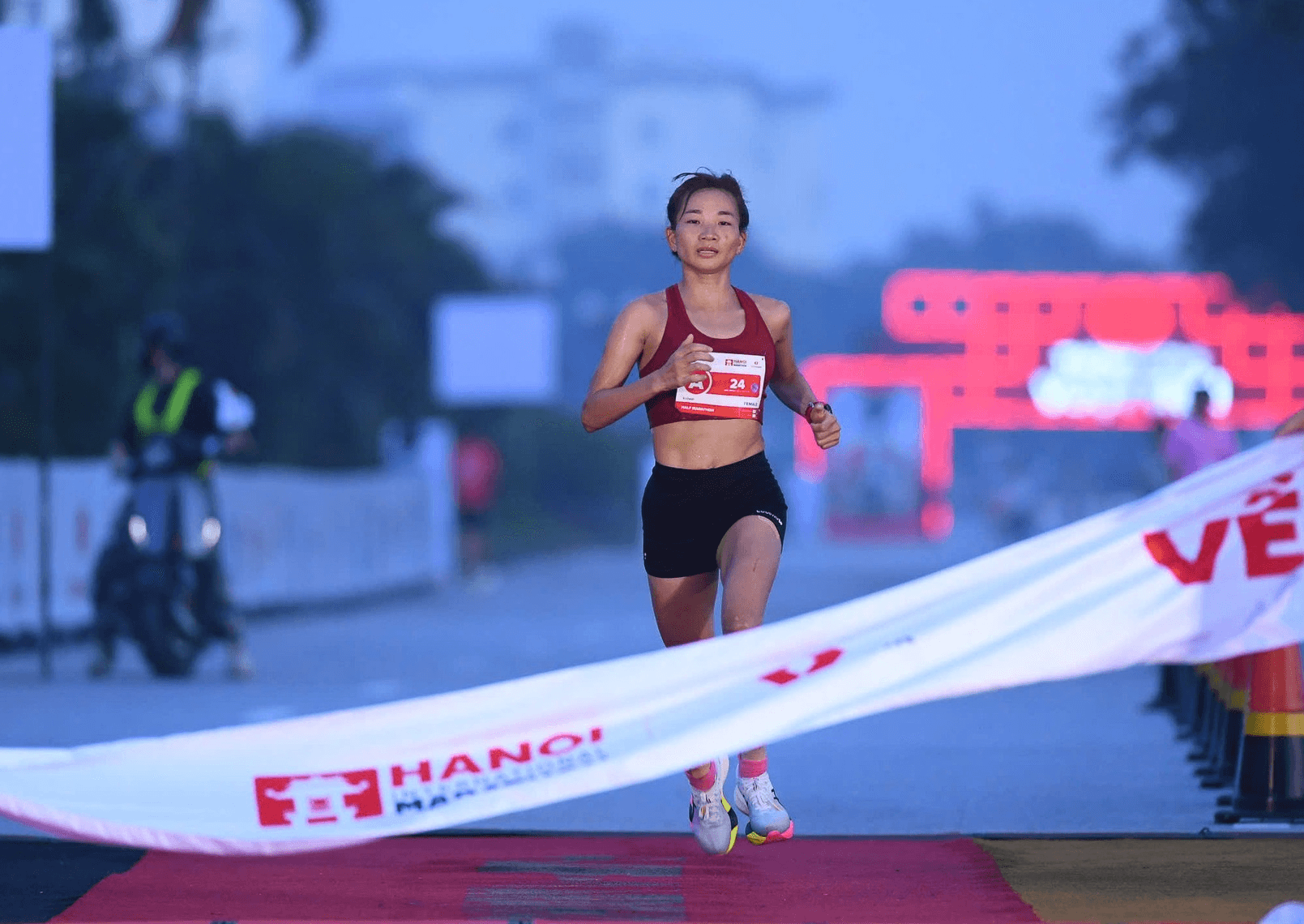 Nguyễn Thị Oanh về nhất giải marathon quốc tế Hà Nội